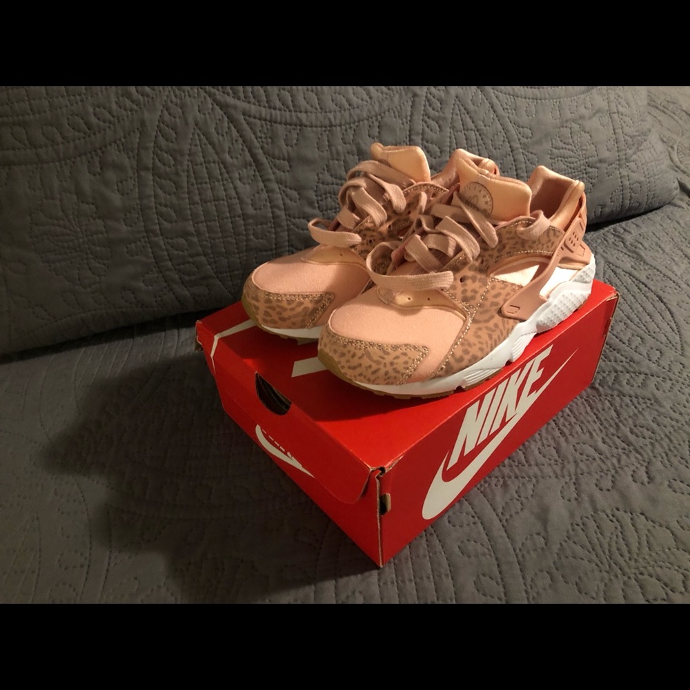 Girls 2.5y coral leopard Nike Huarache Sneakers